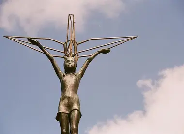 La statue de la fillette Sadako Sasaki, au sommet du Monument de la Paix des Enfants à Hiroshima La statue de la fillette Sadako Sasaki, au sommet du Monument de la Paix des Enfants à Hiroshima