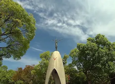Le Monument de la Paix des Enfants se situe au sein du Parc de la Paix à Hiroshima Le Monument de la Paix des Enfants se situe au sein du Parc de la Paix à Hiroshima