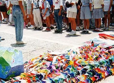 Au moyen d'origami, des élèves rendent hommage à tous les enfants disparus dans le bombardement de Hiroshima Au moyen d'origami, des élèves rendent hommage à tous les enfants disparus dans le bombardement de Hiroshima