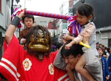 Los demonios golpean a la gente para traerles suerte 