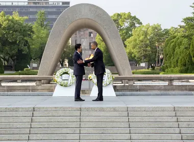La visite historique du président américain Barack Obama à Hiroshima, avec le Premier Ministre japonais Shinzo Abe, en 2016 La visite historique du président américain Barack Obama à Hiroshima, avec le Premier Ministre japonais Shinzo Abe, en 2016