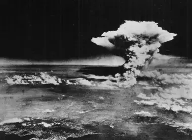 Le nuage atomique au-dessus d'Hiroshima, le 6 août 1945 Le nuage atomique au-dessus d'Hiroshima, le 6 août 1945