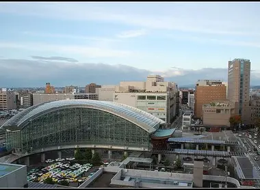 La gare de Kanazawa vue de l'extérieur La gare de Kanazawa vue de l'extérieur