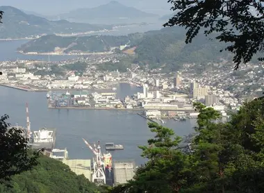 Así se ve hoy el puerto de Kure desde el Monte Yasumi.