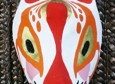 Masque de Kitsune (renard) en papier maché de Miyajima Masque de Kitsune (renard) en papier maché de Miyajima