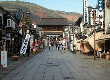 Le temple Zenko-ji de Nagano et la rue Nakamise. Le temple Zenko-ji de Nagano et la rue Nakamise.