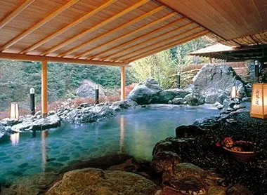 Les bains du Nishiyama onsen keiukan