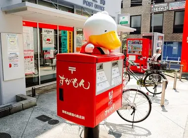 Sugamon, la mascotte du quartier de Sugamo 
