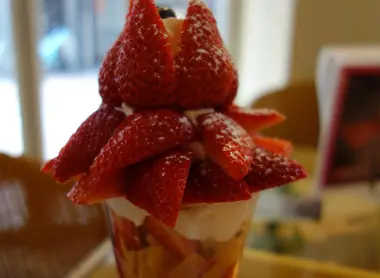 Un parfait à la fraise au Fruit Cafe Tamaru