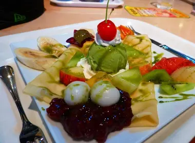 Crêpe aux fruits et thé vert au Fruit Café Tamaru