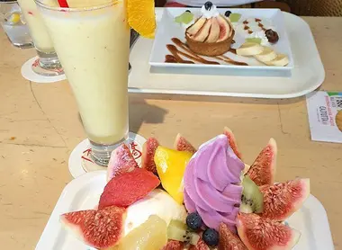 Coupe glacée avec fruits et jus de fruits du Fruit café Tamaru
