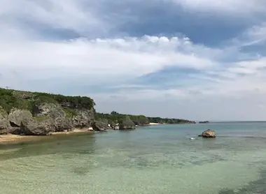 Esta playa está situada a unos pocos minutos de una salina, a 30 minutos caminando desde el centro de Yomitan. Esta playa está situada a unos pocos minutos de una salina, a 30 minutos caminando desde el centro de Yomitan.