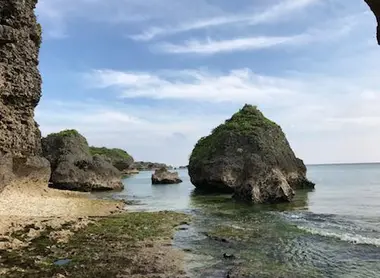 La playa Murasaki-mura cerca del pueblo Yomitan, Okinawa Hontō La playa Murasaki-mura cerca del pueblo Yomitan, Okinawa Hontō