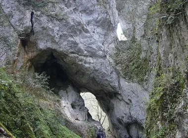 Pont naturel creusé dans la roche, vallée de Taishaku