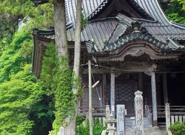 Le temple Taishakuten Eimyo-hi, dans la vallée de Taishaku (préfecture d'Hiroshima) Le temple Taishakuten Eimyo-hi, dans la vallée de Taishaku (préfecture d'Hiroshima)