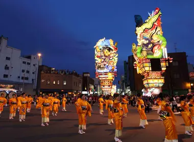 Danseuses et chars géants sur la grand place du tachineputa de Goshogawara