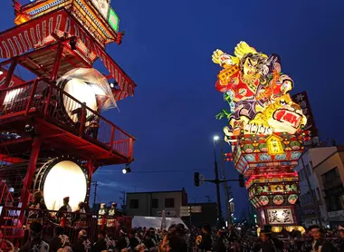 Tambours géants du taiko et un immense char du tachineputa