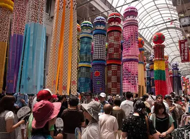 The decorations of the Tanabata festival (Sendai) The decorations of the Tanabata festival (Sendai)