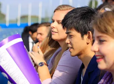 Des étudiants internationaux et japonais de l'université Rikkyo venus supporter l'équipe lors d'un match de baseball inter-universités 
