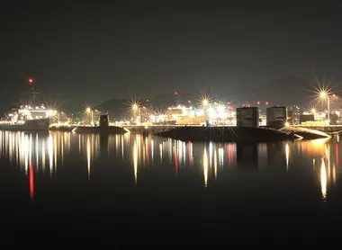 La base navale de Kure vue de nuit