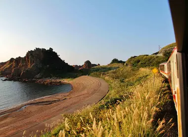 En voyage à bord d'un resort Shirakami sur la ligne Gonô