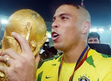 Le Brésilien Ronaldo remporte en 2002 la Coupe du Monde de football, à Yokohama Le Brésilien Ronaldo remporte en 2002 la Coupe du Monde de football, à Yokohama