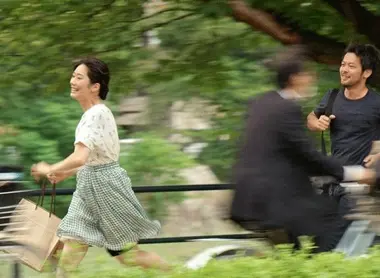 Michiko et Akihiro, les deux personnages principaux de "Lumières d'été" de Jean-Gabriel Périot.