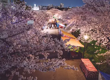 Les échoppes le long du parc Sakuranomiya