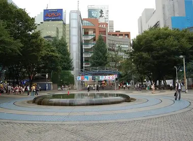 Le square de la sortie Ouest d'Ikebukuro à Tokyo Le square de la sortie Ouest d'Ikebukuro à Tokyo