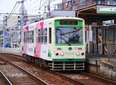 Station Kishibojin-mae de la Toden Arakawa La station Kishibojin-mae de la Toden Arakawa avec un vieux tramway série 7000.