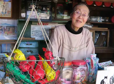 Aux mains de la famille Kamikawaguchi-ya depuis 1781, ce petit magasin propose toujours des sucreries aux enfants du temple Kishimojin