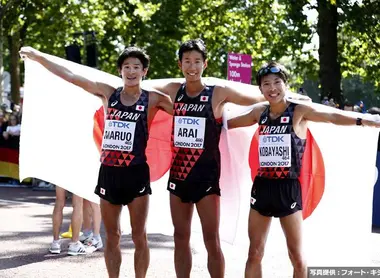 Les coureurs Japonais Arai (médaille d'argent), Kobayashi (médaille de bronze) et Maruo (arrivé 5e) aux championnats du monde d'athlétisme en août 2017 à Londres Les coureurs Japonais Arai (médaille d'argent), Kobayashi (médaille de bronze) et Maruo (arrivé 5e) aux championnats du monde d'athlétisme en août 2017 à Londres