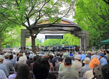 La tradition des concerts en plein air au parc Hibiya perdure depuis plus d'un siècle