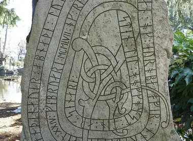 Rune_stone_-_Hibiya_Park_-_Tokyo,_Japan_-_DSC09721