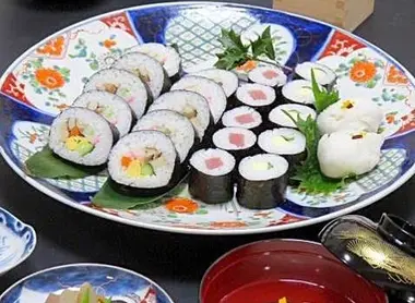 Une assiette de maki zushi