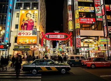 Le quartier de Shinjuku (Kabukicho) à Tokyo de nuit Le quartier de Shinjuku (Kabukicho) à Tokyo de nuit