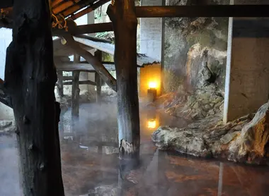 Bain extérieur (rotenburo) à Kurokawa onsen (Kumamoto) Bain extérieur (rotenburo) à Kurokawa onsen (Kumamoto)