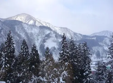 La vue des montagnes depuis la chambre Kasumi du Takahan Ryokan, à Echigo-Yuzawa