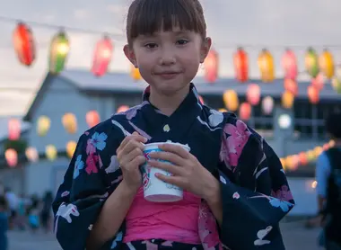 Fillette à un matsuri local de Sakunobe