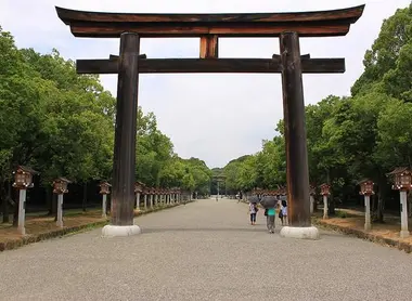 L'un des deux torii, à l'entrée du sanctuaire L'un des deux torii, à l'entrée du sanctuaire