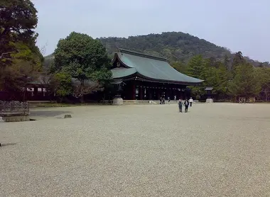 Le sanctuaire Kashihara Jingû, au pied du mont Unebi Le sanctuaire Kashihara Jingû, au pied du mont Unebi