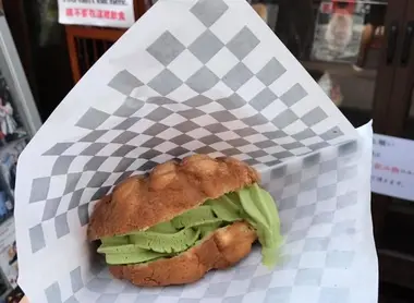 Un melon pan garni de glacé au thé matcha
