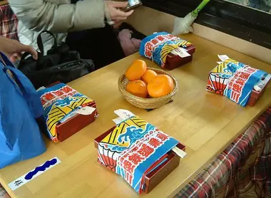 Lors de votre voyage à bord du train Kotatsu, dégustez un bentô des spécialités du nord ! Lors de votre voyage à bord du train Kotatsu, dégustez un bentô des spécialités du nord !