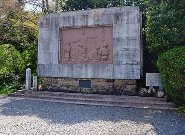 Stèle dans le jardin de l'église Oura, dépeignant les chrétiens Japonais Stèle dans le jardin de l'église Oura, dépeignant les chrétiens Japonais