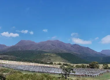 Les monts Kuju vus depuis le vignoble de Nakagumi Les monts Kuju vus depuis le vignoble de Nakagumi