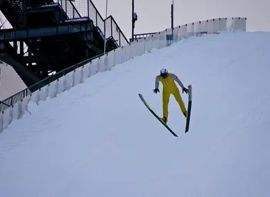 Saut à ski sur les pistes d'Hakuba