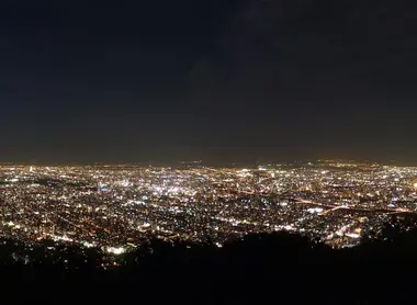 Vue panoramique depuis le sommet du Mont Moiwa (Sapporo). Vue panoramique depuis le sommet du Mont Moiwa (Sapporo).