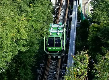 Le funiculaire "Morris" mène au sommet du Moiwayama Le funiculaire "Morris" mène au sommet du Moiwayama