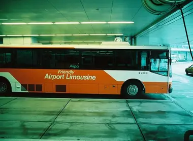 Les bus limousines faisant le trajet entre la capitale et les aéroports Les bus limousines faisant le trajet entre la capitale et les aéroports