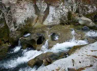 La rivière Yamanuki dans les gorges de Yabakei La rivière Yamanuki dans les gorges de Yabakei
